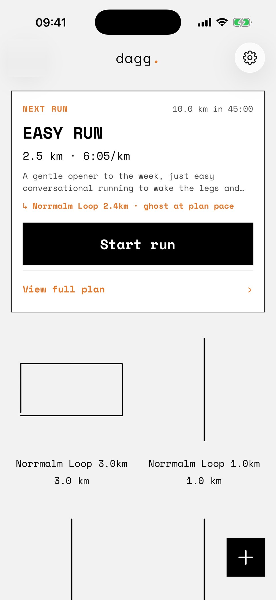 The Dagg home screen with the next planned run on a card: an easy run of 2.5 km at 6:05 per km, its coach note, a matched route with ghost at plan pace, and a Start run button.